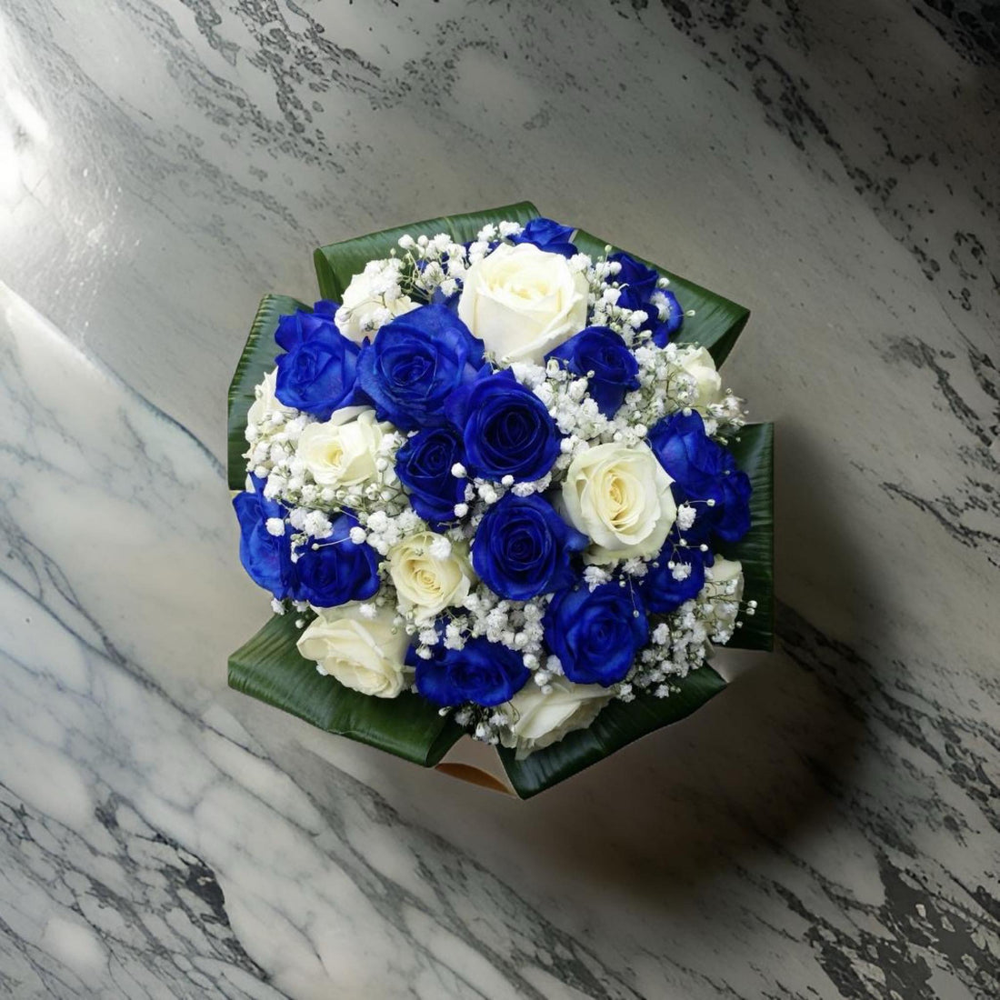 Bouquet 25 roses ( white & blue )